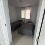 Slaapkamer 2 met 2 eenpersoons bedden in appartement Aqua Viento