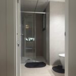 Badkamer behorende bij de master bedroom in appartement Aqua Viento in Torrevieja Spanje