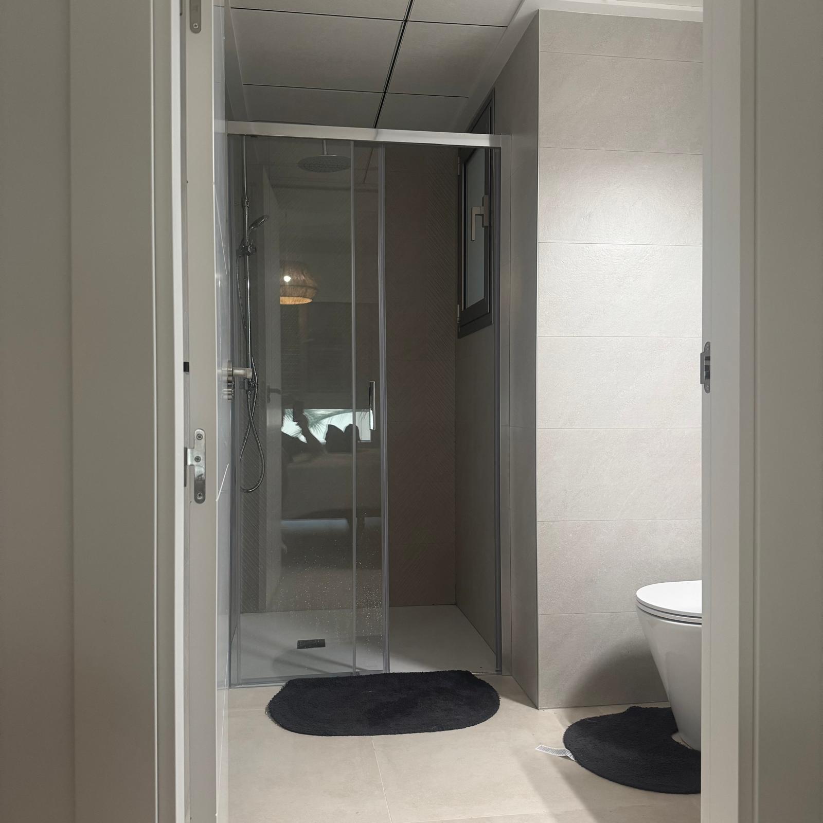 Badkamer behorende bij de master bedroom in appartement Aqua Viento in Torrevieja Spanje