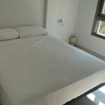 Master bedroom met een 2 persoonsbed in appartement Aqua Viento in Torrevieja Spanje