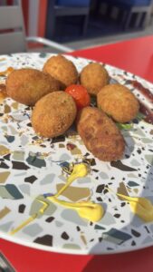 Croqueteando por Torrevieja 2026 loopt van 11 t/m 17 mei. 16 bars, croqueta plus drankje voor €3,50. Loop de route te voet vanuit het centrum