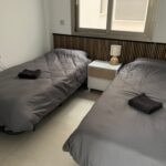 Slaapkamer 2 met twee 1-persoonsbedden