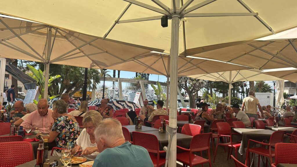 Gastronomische dagen Torrevieja y el Mar 2026, mediterraan zeemenu bij restaurant aan de boulevard van Torrevieja